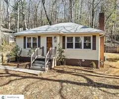 $1,100 / 2br - 852ft2 - 1930's log cabin retains interior and exterior charms